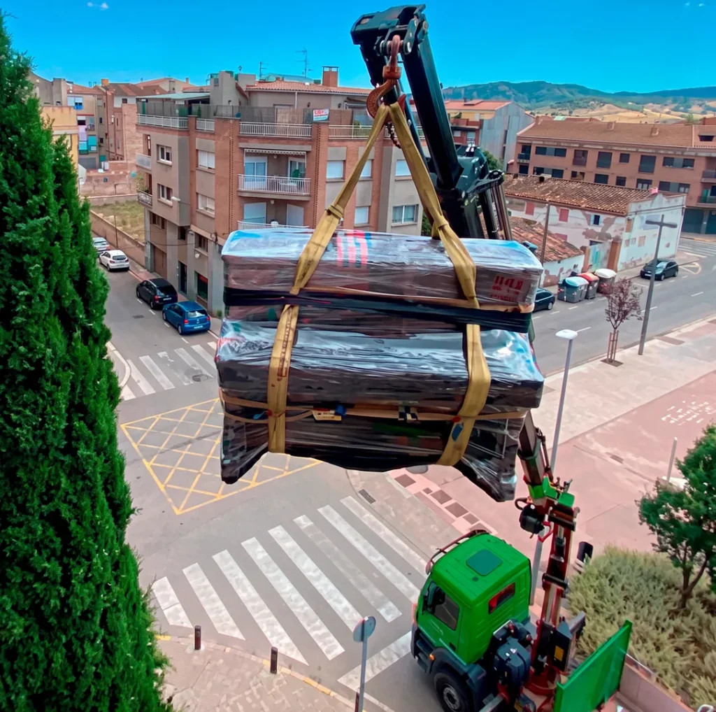 subir piano por fachada en Manresa